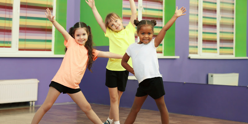 3 kids dancing